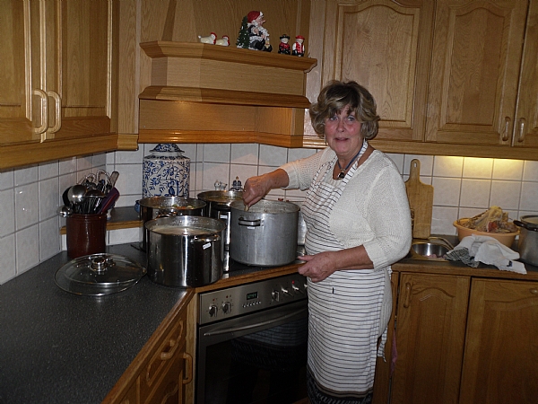 Kari Høberg koker suppe til utøverne. Kari Høberg koker suppe til utøverne.
